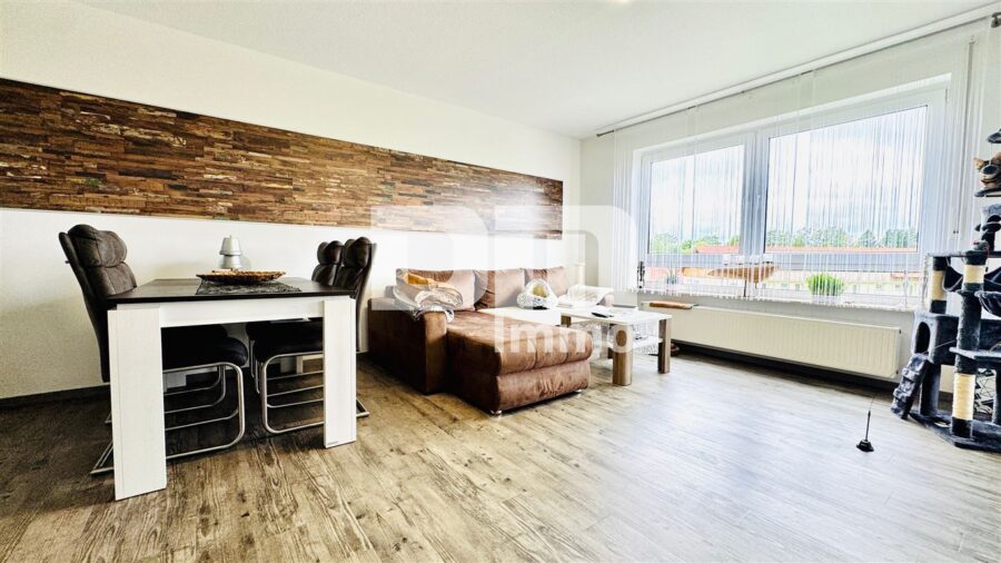 Hochwertig sanierte, ebenerdige Dreizimmerwohnung im EG mit Loggia + PKW-Stellplatz - Wohn / Esszimmer / Zugang Balkon